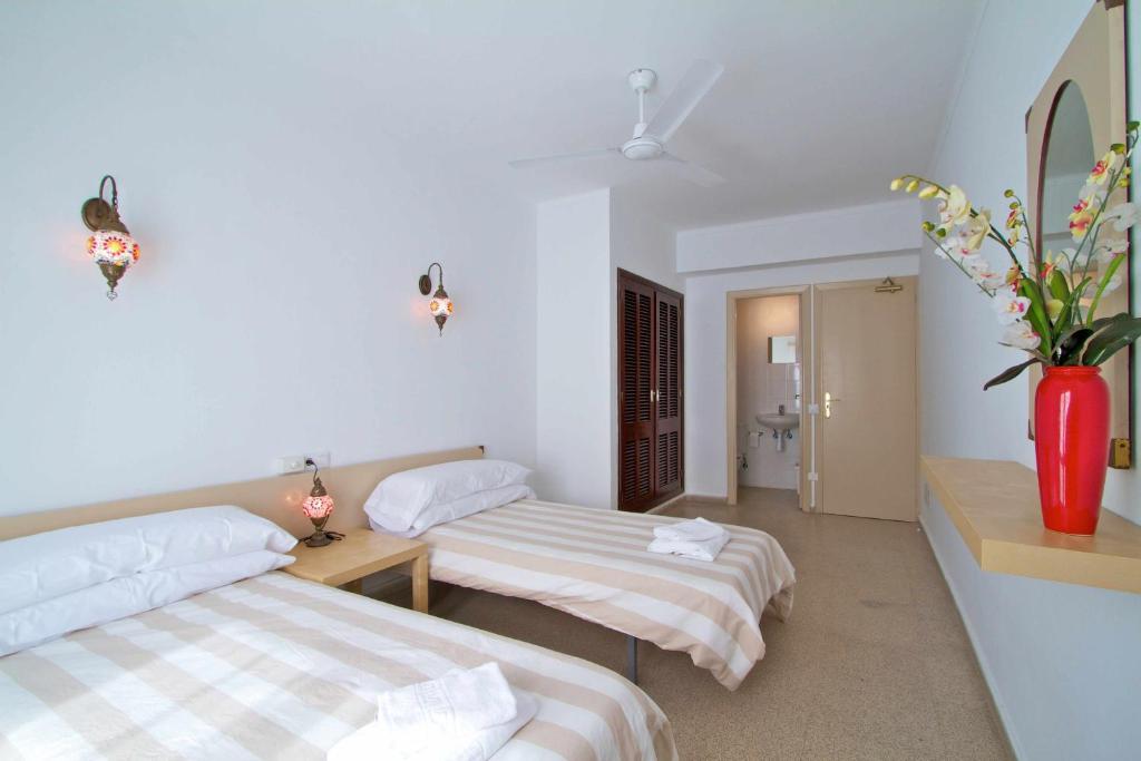 Hostal Paris Port de Pollenca Bilik gambar